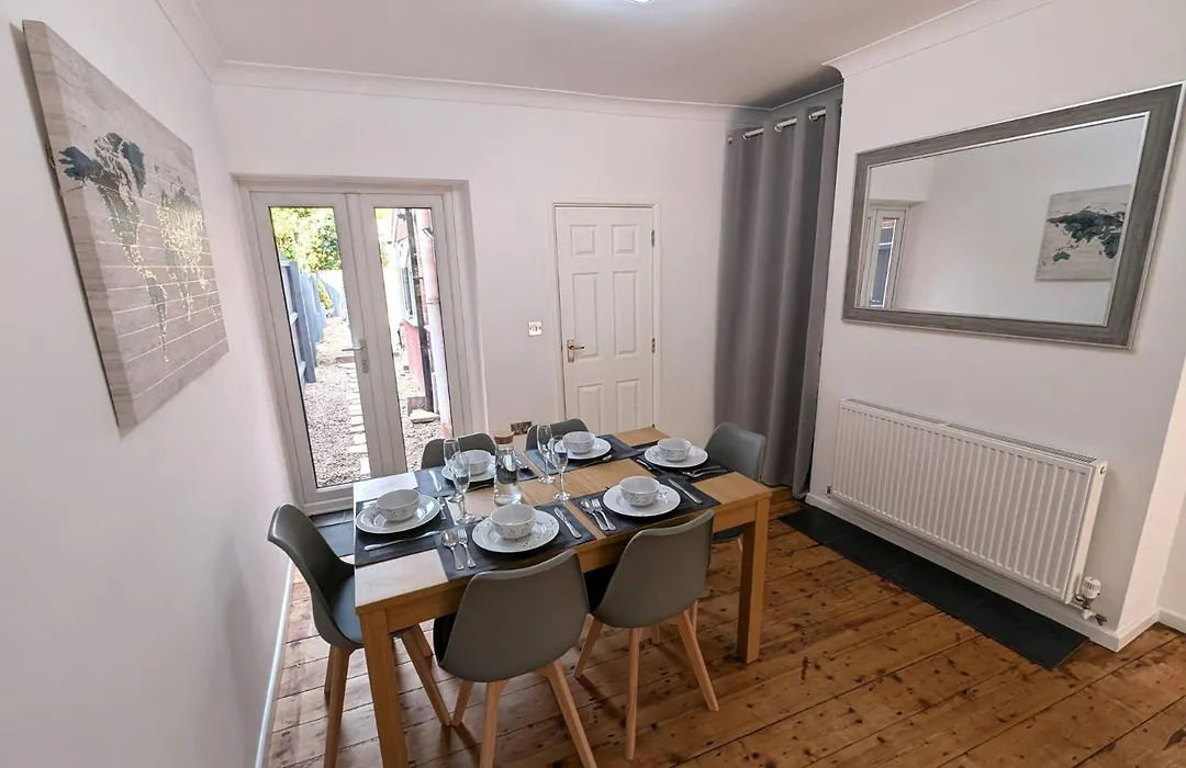 Eco-Friendly Norwich Home Parking & Fast Wi-Fi-1