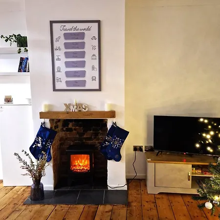 Eco-Friendly Norwich Home Parking & Fast Wi-Fi-2
