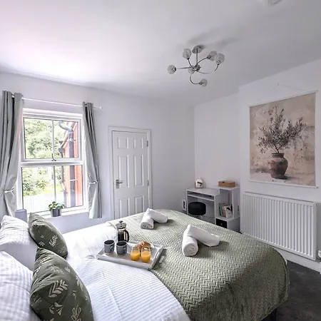 Eco-Friendly Norwich Home Parking & Fast Wi-Fi-3